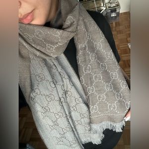 Gucci winter logo scarf Grey